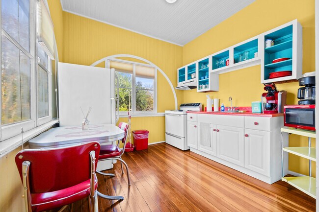 Building Photo - 205 SE 7th St