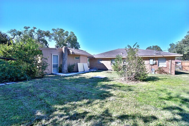 Building Photo - 222 Spell St