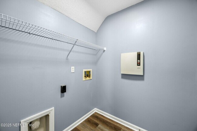 Building Photo - 8047 Beaver Creek Dr