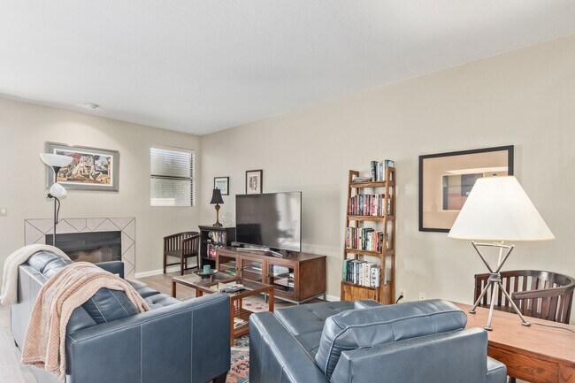 Building Photo - Charming 2-Bedroom Townhome in Scottsdale ...