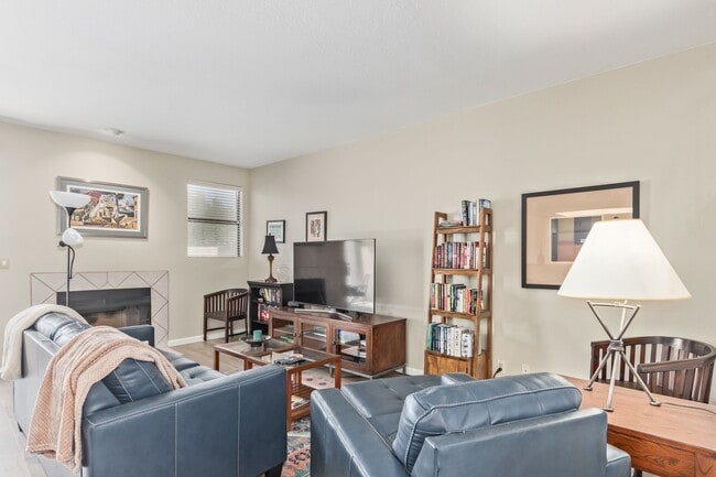 Building Photo - Charming 2-Bedroom Townhome in Scottsdale Racquet Club