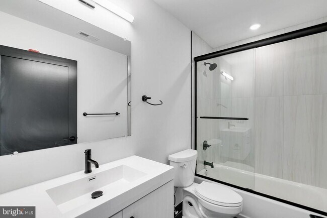 Building Photo - 3045 Richmond St