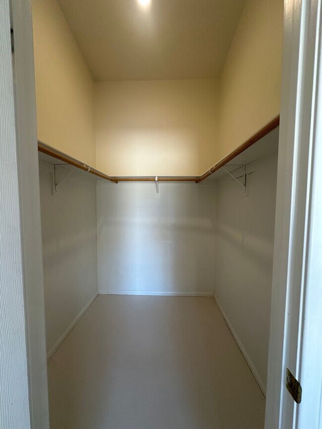 Building Photo - 4 bedrooms close to Joshua Tree National P...