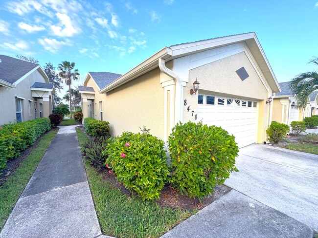 Building Photo - ** IBIS COVE ** 3 BED / 2 BATH - 2 CAR GAR...