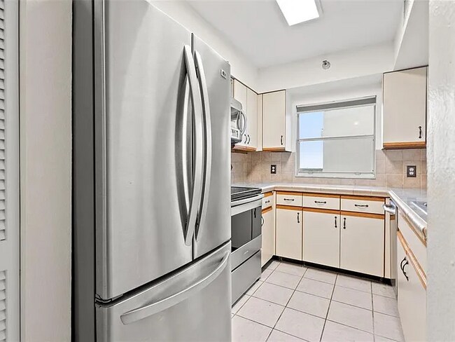 Building Photo - 2333 Feather Sound Dr