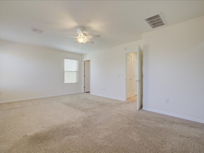 Building Photo - 3 Bedroom 2.5 Bathroom