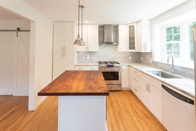 Building Photo - 444 St Davids Ave