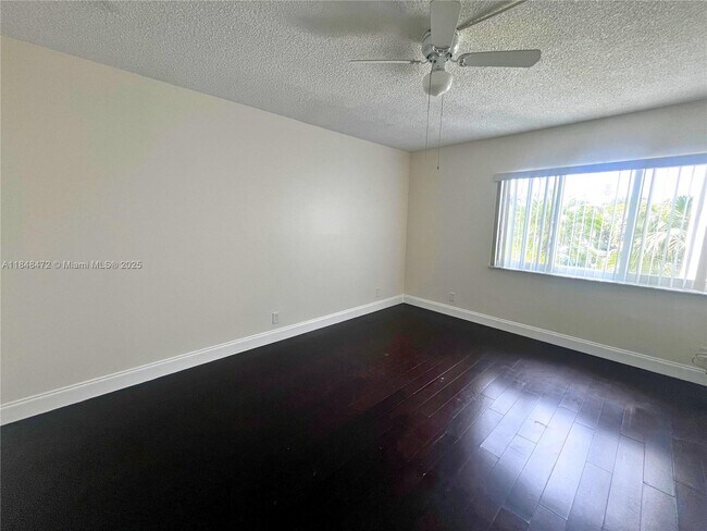 Building Photo - 100 Lakeview Dr