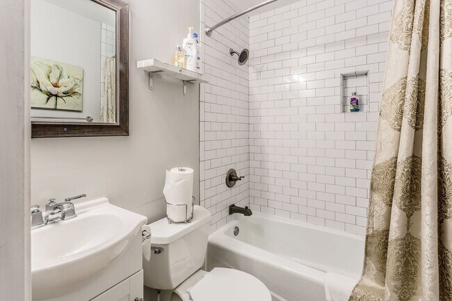 Building Photo - 222 W 31st St