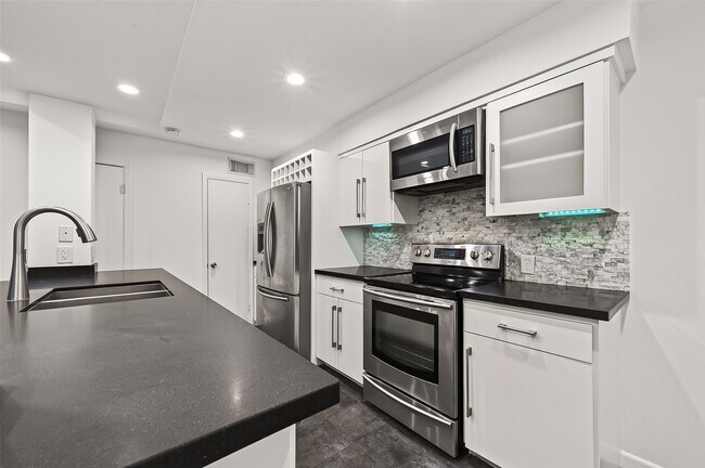 Building Photo - 5524 Beverly Hill St