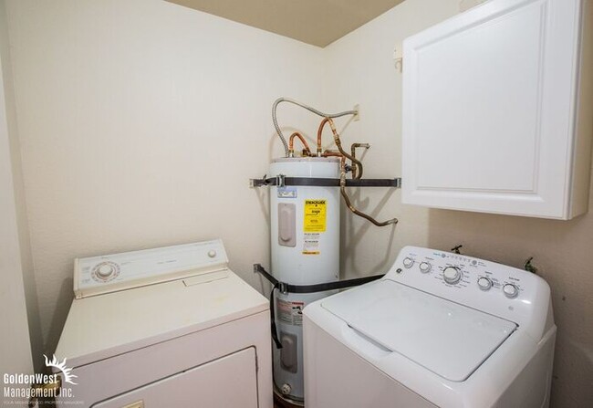 Building Photo - Beautifully Updated 2Bdm 1Ba Unit with Fir...