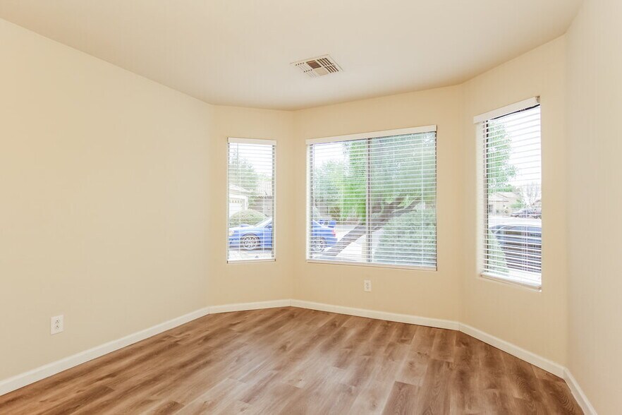 Building Photo - 11026 W Wilshire Dr