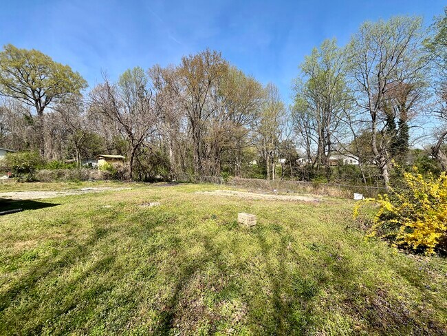 Building Photo - 812 Evening Shade Ln