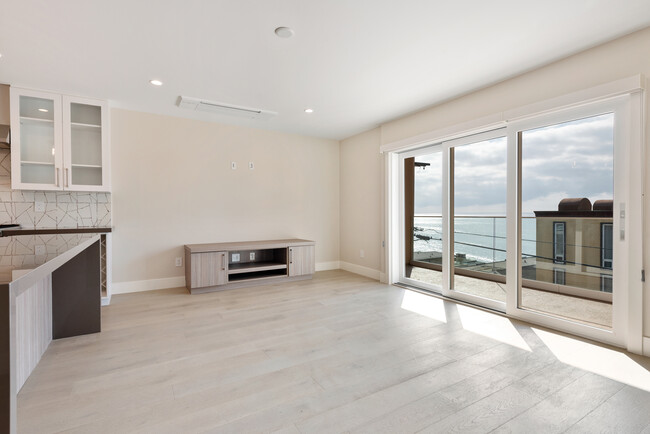Building Photo - Thalia Beach Apartments