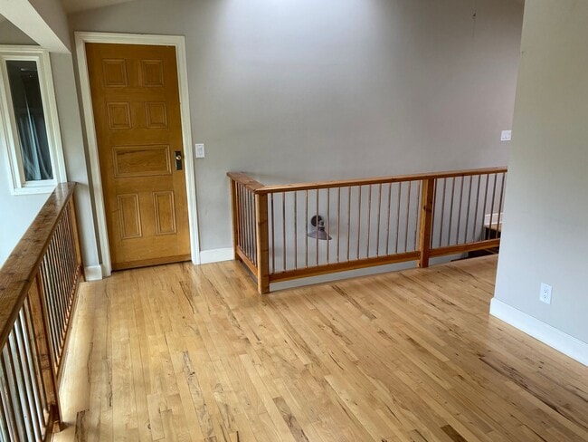 Building Photo - Mountain Views!