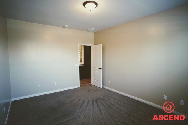 Building Photo - Glamorous Home in Seven Oaks Gated Community!