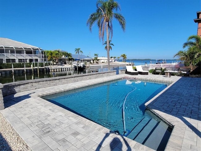 Building Photo - 3616 Royal Palm Dr