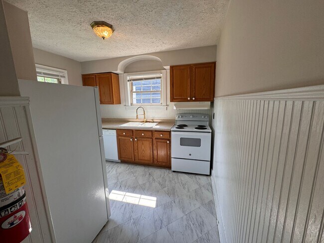 Building Photo - Charming Three bedroom, one bath house!