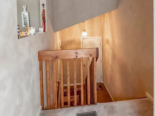 Building Photo - Townhome With Garage!