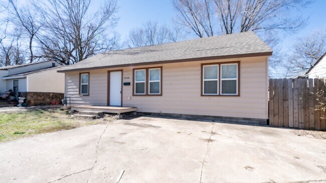 Building Photo - Beautifully remodeled 3/2 in West Tulsa - ...