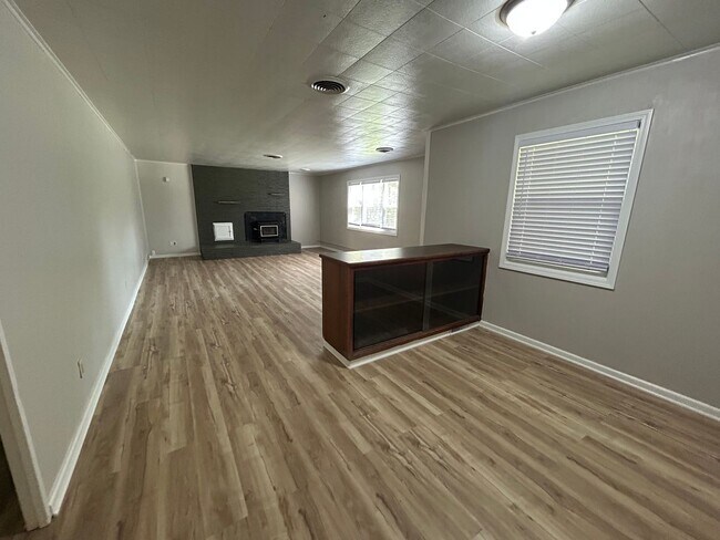 Building Photo - 1824 E Kanesville Blvd
