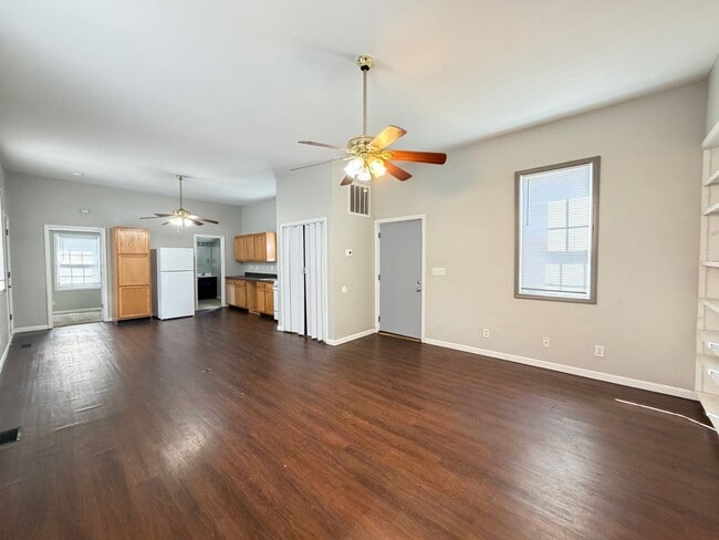 Building Photo - Beautiful Maintained 2 Bed and 1 Bath Shotgun House!