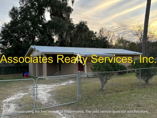 Building Photo - 3 bed 1 bath in the SE