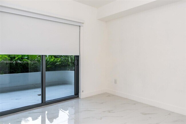 Building Photo - 700 NE 24th St