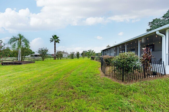 Building Photo - Country living close to everything - 3 bed...