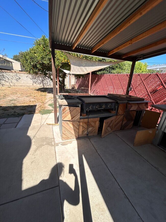 Building Photo - Space and updated in Lemoore