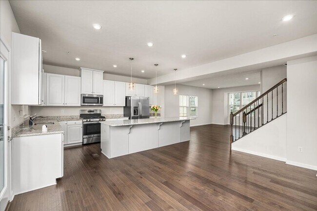 Building Photo - END UNIT EXTRA LARGE TOWNHOME FOR LEASE