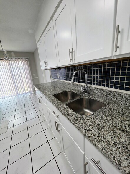 Building Photo - 11548 E Ride Dr