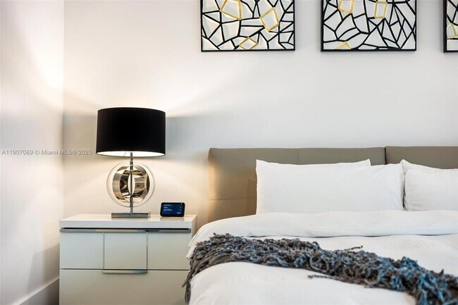 Building Photo - 300 Royal Plaza Dr