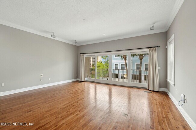 Building Photo - 137 3rd St S