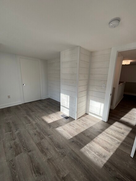 Building Photo - 1744 Farmington Ave