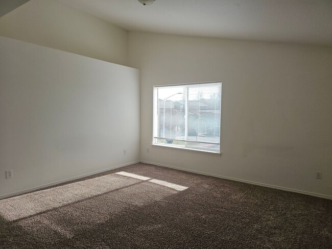 Building Photo - Strawberry Heights Home