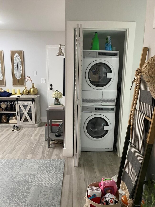 Building Photo - 2201 Brickell Ave