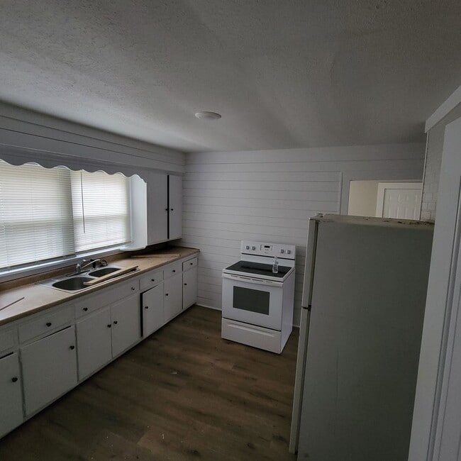 Building Photo - 3/1 House- Sparta City Limits