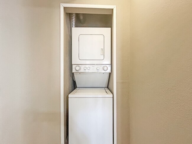 Building Photo - Modern 2B/2BA Condo with Balcony & Ameniti...