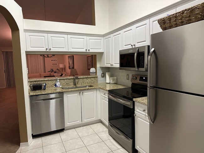 Building Photo - Chic 2BR Condo in Prime North Naples Locat...