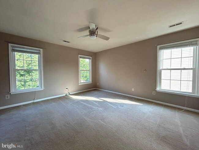 Building Photo - 5556 Village Center Dr