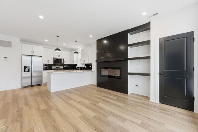 Building Photo - 3902 S Lake Park Ave