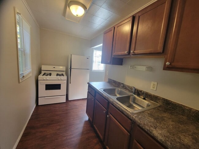 Building Photo - Cute 2 Bedroom / 1 BA AVAILABLE NOW!