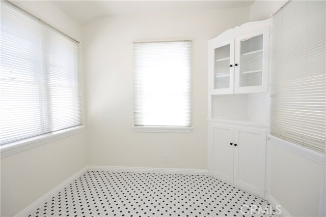 Building Photo - 1040 W Almond Ave