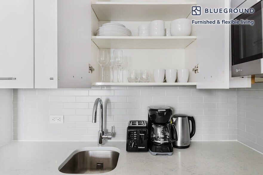 Building Photo - 230 E 44th St