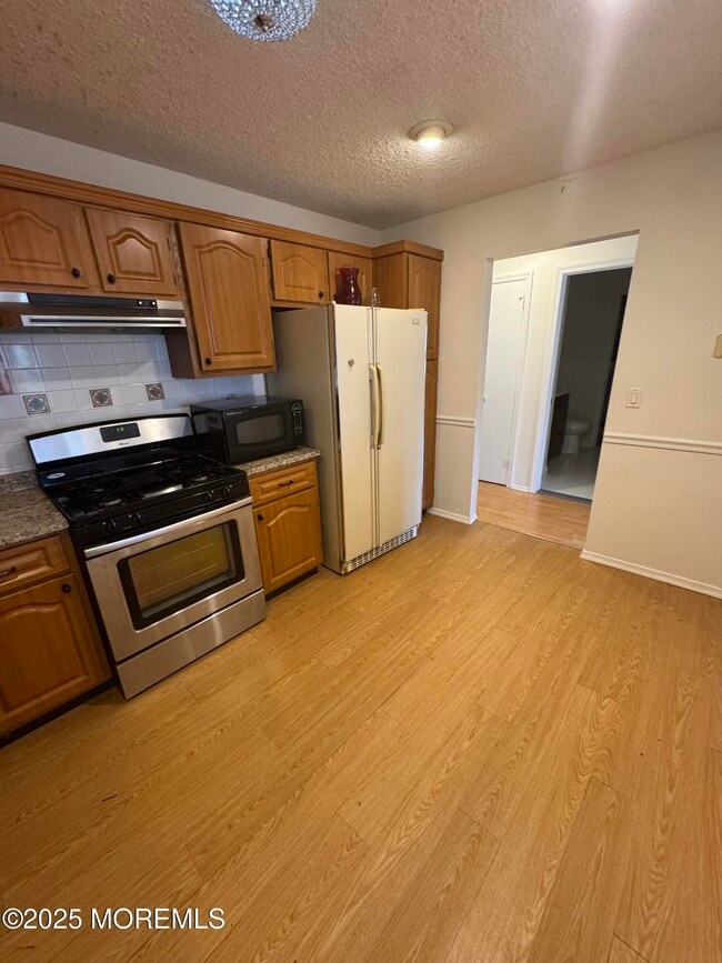 Building Photo - 320 Tulip Ln