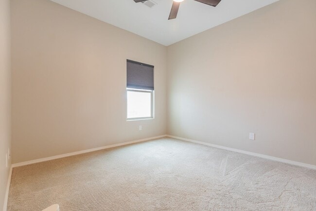 Building Photo - Modern 4 Bed 3 Bath - Pets Allowed!