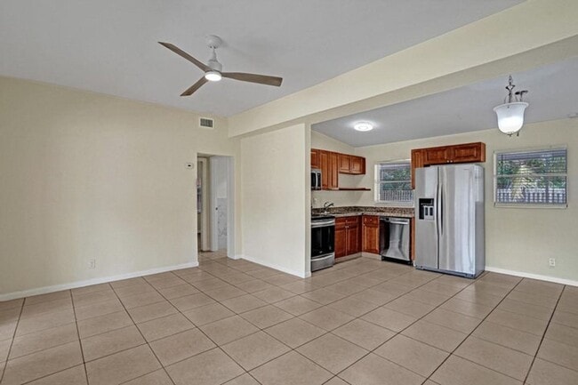 Building Photo - 1205 S Lake Dr