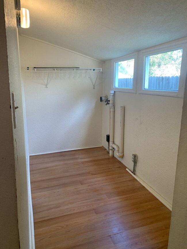 Building Photo - Charming 1/1 Home in St. Cloud