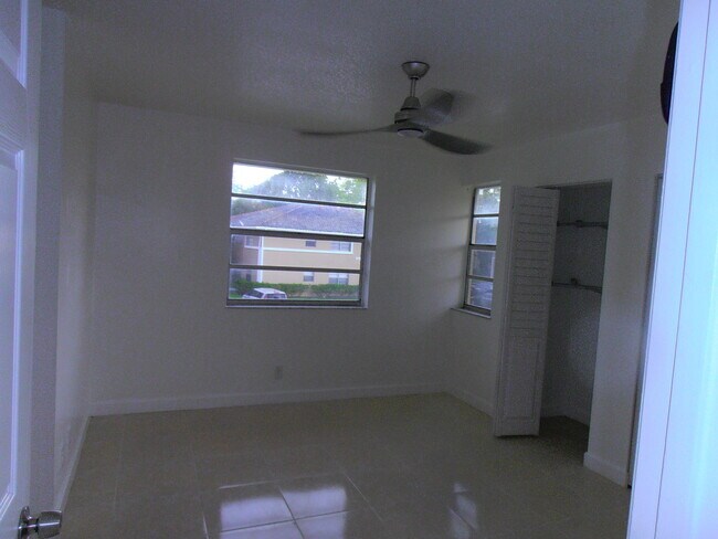 Building Photo - 877 Twin Lakes Dr